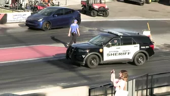 Tesla vs Police car - drag racing