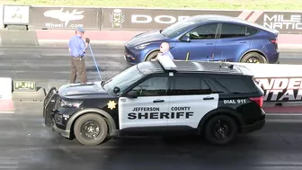 Tesla vs Police car - drag racing