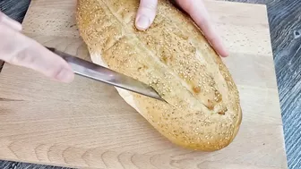 Gießen Sie einfach das Ei auf die Brot und das Ergebnis wird erstaunlich sein! Du wirst es mögen