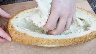 Gießen Sie einfach das Ei auf die Brot und das Ergebnis wird erstaunlich sein! Du wirst es mögen