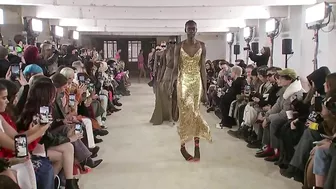 Model CAN'T WALK in high heels at Poster Girl Fall/Winter 2022 Fashion Show (London Fashion Week)