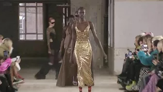 Model CAN'T WALK in high heels at Poster Girl Fall/Winter 2022 Fashion Show (London Fashion Week)