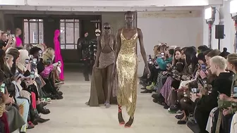 Model CAN'T WALK in high heels at Poster Girl Fall/Winter 2022 Fashion Show (London Fashion Week)