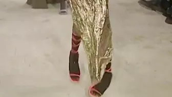 Model CAN'T WALK in high heels at Poster Girl Fall/Winter 2022 Fashion Show (London Fashion Week)