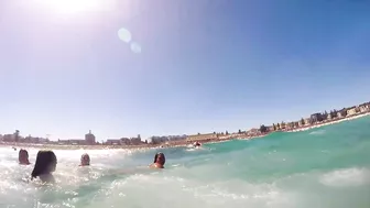 10 patients, 1 board! Mass Rescue At Bondi Beach