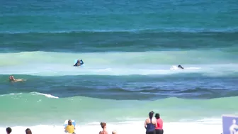 10 patients, 1 board! Mass Rescue At Bondi Beach