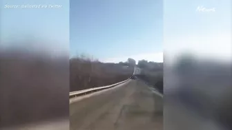 Ukrainian taunts Russian soldiers in broken down tank