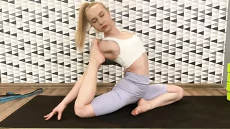 Flexilady model yoga/ Contortion/ Lying twine / BEAUTIFUL MOVEMENT / STRETCHING