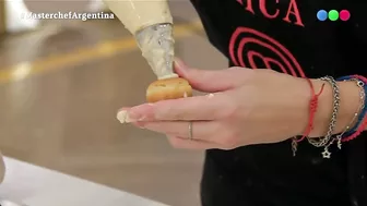 ¿Se atrevió a hacerlo? Los profiteroles de Cathy terminaron en el piso - Masterchef Argentina