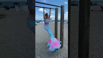 Mermaid working out on Fort Lauderdale Beach?!? ????????‍♀️????????