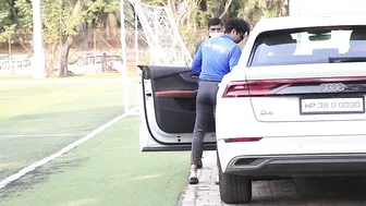 Celebrity in Expensive Cars Arrive for Football Practice Juhu | Adar jain, Abhishek Bachchan