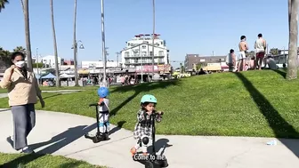 ขี่ Scooter Venice Beach | Mika Mia The Twins