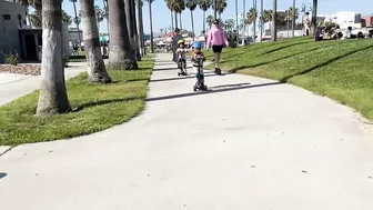 ขี่ Scooter Venice Beach | Mika Mia The Twins