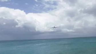 Watch Your Head! Maho Beach!