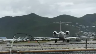 Watch Your Head! Maho Beach!