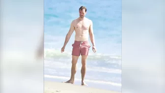 NEW!! JAMIE DORNAN on the beach with his wife Amelia Warner in Los Angeles! ????