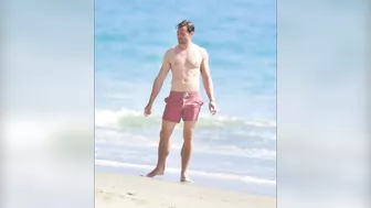 NEW!! JAMIE DORNAN on the beach with his wife Amelia Warner in Los Angeles! ????