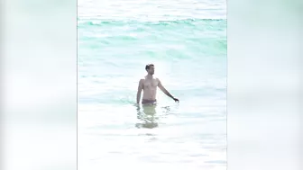 NEW!! JAMIE DORNAN on the beach with his wife Amelia Warner in Los Angeles! ????