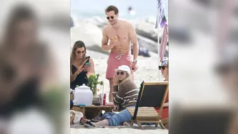 NEW!! JAMIE DORNAN on the beach with his wife Amelia Warner in Los Angeles! ????