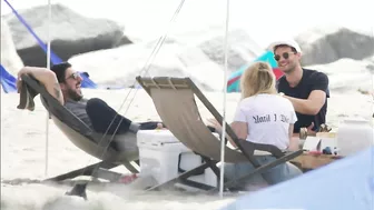 NEW!! JAMIE DORNAN on the beach with his wife Amelia Warner in Los Angeles! ????