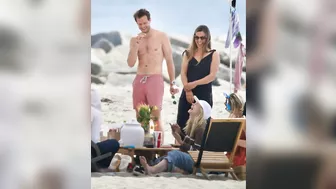 NEW!! JAMIE DORNAN on the beach with his wife Amelia Warner in Los Angeles! ????