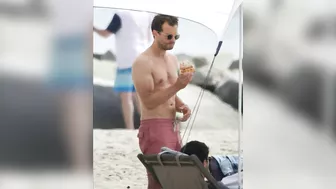 NEW!! JAMIE DORNAN on the beach with his wife Amelia Warner in Los Angeles! ????