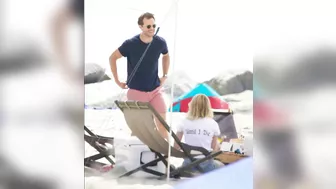 NEW!! JAMIE DORNAN on the beach with his wife Amelia Warner in Los Angeles! ????