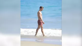 NEW!! JAMIE DORNAN on the beach with his wife Amelia Warner in Los Angeles! ????