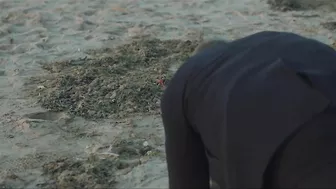 MUSLIM SHOCKS PUBLIC ON BEACH - WOW