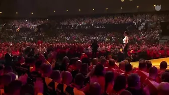 Harry and Meghan share romantic kiss during Invictus Games speech