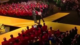 Harry and Meghan share romantic kiss during Invictus Games speech