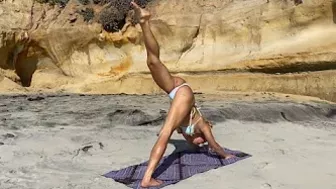 Beach Yoga in Bikini with Freya, Natural Waves Sound, Spirituality flexibility and Stretch 요가