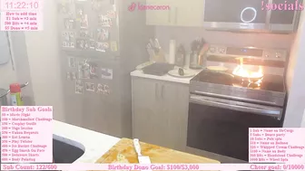 OnlyFans Streamer burns food