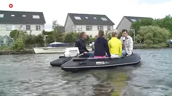 Vrachtschip vaart verkeerd en ramt bootjes en steigers