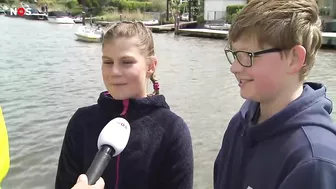 Vrachtschip vaart verkeerd en ramt bootjes en steigers