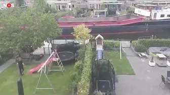 Vrachtschip vaart verkeerd en ramt bootjes en steigers