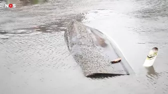 Vrachtschip vaart verkeerd en ramt bootjes en steigers