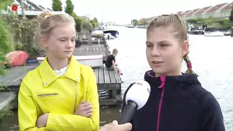 Vrachtschip vaart verkeerd en ramt bootjes en steigers