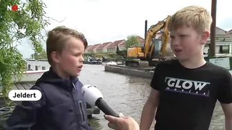 Vrachtschip vaart verkeerd en ramt bootjes en steigers