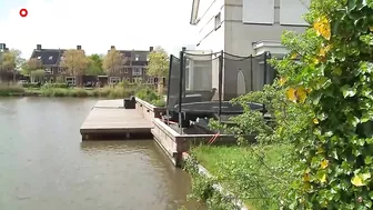 Vrachtschip vaart verkeerd en ramt bootjes en steigers