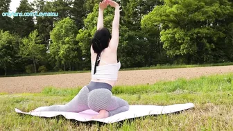 Sunny Outdoor Yoga & Stretching  | Leyna inu