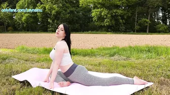 Sunny Outdoor Yoga & Stretching  | Leyna inu