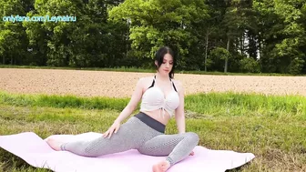 Sunny Outdoor Yoga & Stretching  | Leyna inu