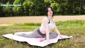 Sunny Outdoor Yoga & Stretching  | Leyna inu