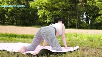 Sunny Outdoor Yoga & Stretching  | Leyna inu