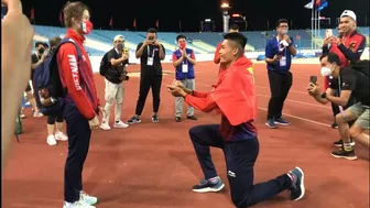 Màn cầu hôn lãng mạn của VĐV Việt Nam sau khi đoạt HCV SEA Games 31 | VTV24