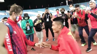 Màn cầu hôn lãng mạn của VĐV Việt Nam sau khi đoạt HCV SEA Games 31 | VTV24