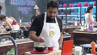 Camila muy frustrada no alcanzó a emplatar. Masterchef Celebrity, Canal 13.