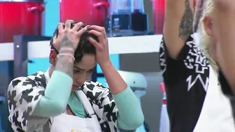 Camila muy frustrada no alcanzó a emplatar. Masterchef Celebrity, Canal 13.