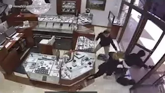 Store employees fight off hammer-swinging thieves during Newport Beach smash-and-grab robbery | ABC7